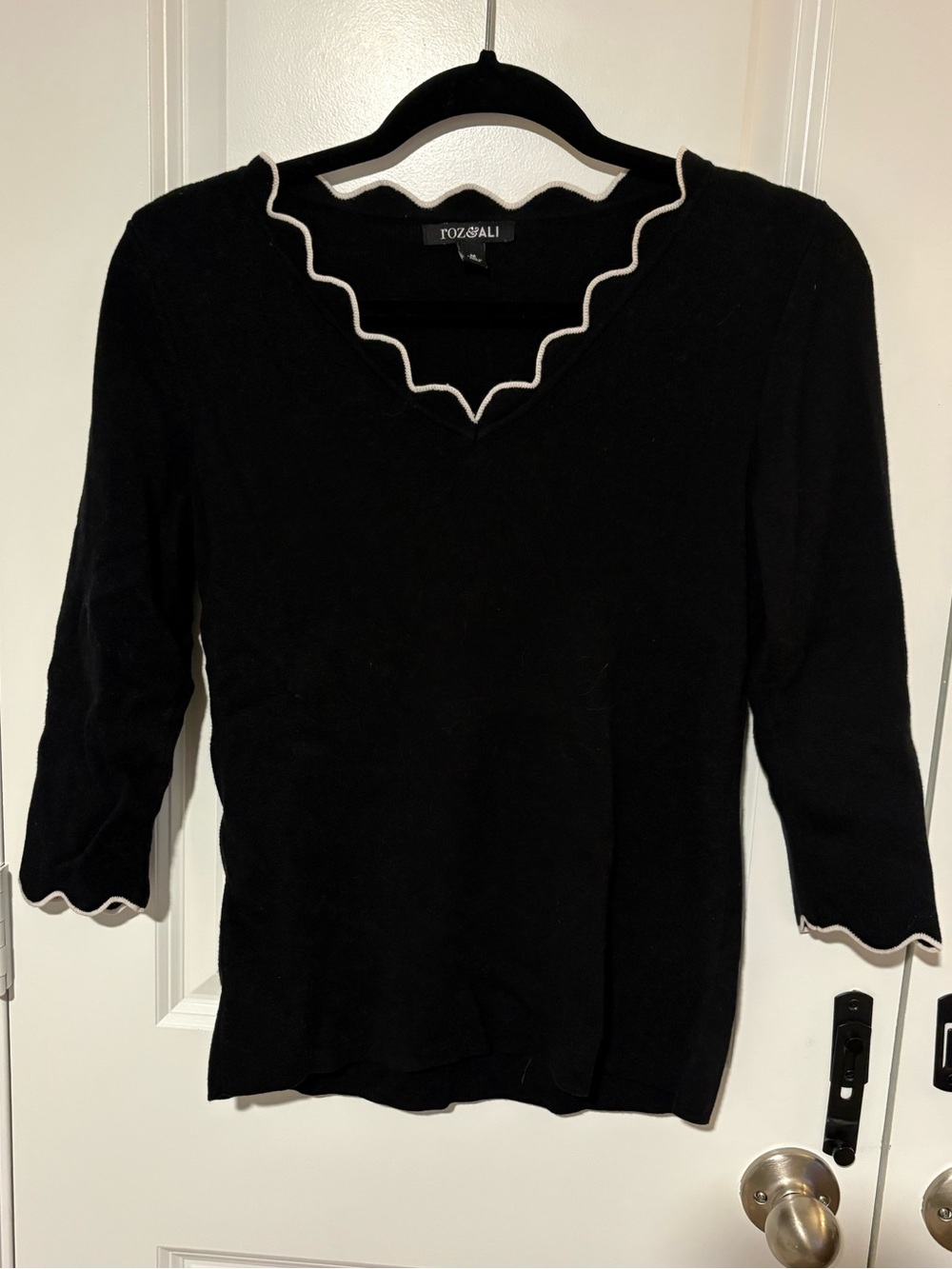 Roz & Ali Black Scallop Trim Sweater Top Size M